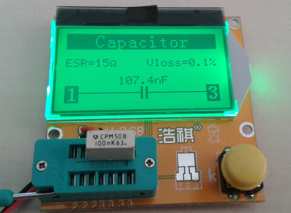 testeur_composants_-lcr-t3 photo de l'appareil montrant le résultat d'un test de condensateur plastique