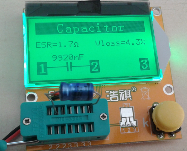 testeur_composants_-lcr-t3 photo de l'appareil montrant le résultat d'un test de condensateur électrochimique.