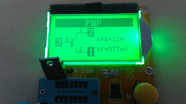 testeur_composants_-lcr-t3 photo de l'appareil montrant le résultat d'un test de transistor PNP
