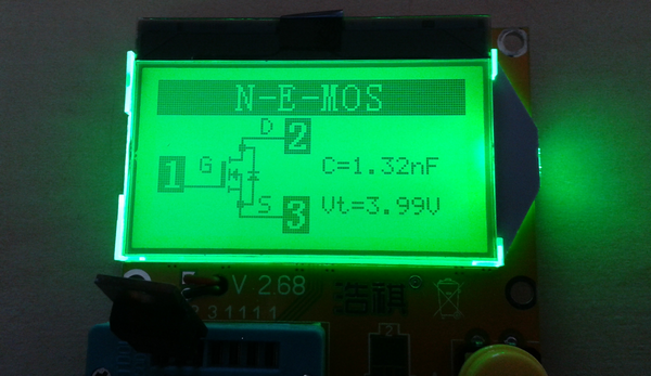 testeur_composants_-lcr-t3 photo de l'appareil montrant le résultat d'un test de transistor MOS