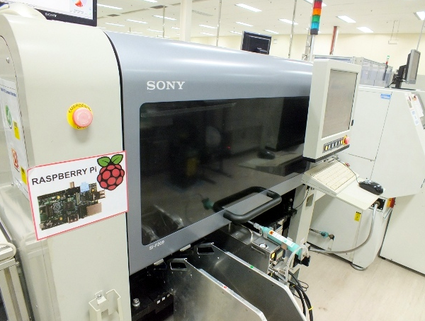 Vue d'une des machines de fabrication du Raspberry Pi - Usine Sony de Pencoed au Pays de Galles.