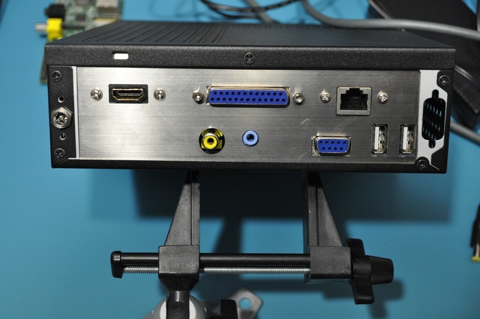     Face arrière du boîtier mini-ITX avec la connectique