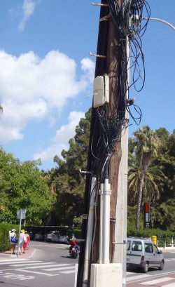 Poteau téléphonique en bord de mer