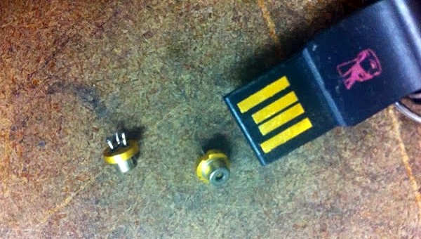 Les deux diodes récupérées sur un graveur de DVD (infrarouge et rouge 650 nm) à côté d'un connecteur USB pour avoir une idée de la taille