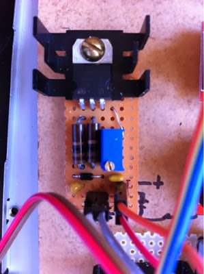 Le pilote du laser avec le LM317 monté sur radiateur