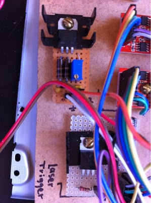 Le pilote du laser (en haut) et le transistor de puissance PNP de type E3055 (en bas)