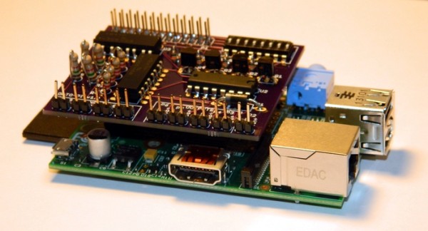 La carte opto-pi installée sur un Raspberry Pi