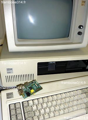 Un Raspberry Pi posé sur le clavier de mon IBM-PC