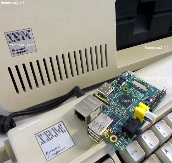 Un Raspberry Pi posé sur le clavier de mon IBM PC