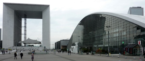 Sortie du RER. Le Salon Linux Solutions est au CNIT, juste à côté de la Grande Arche. Mmmmouais pas Top la météo !