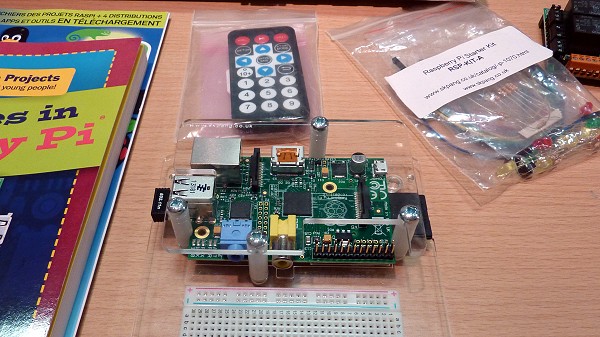 Raspberry Pi et planche à pain avec un kit de composants à droite