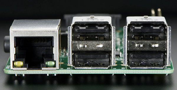 Raspberry Pi Model B+ - De gauche à droite : Port ethernet et les 4 ports USB