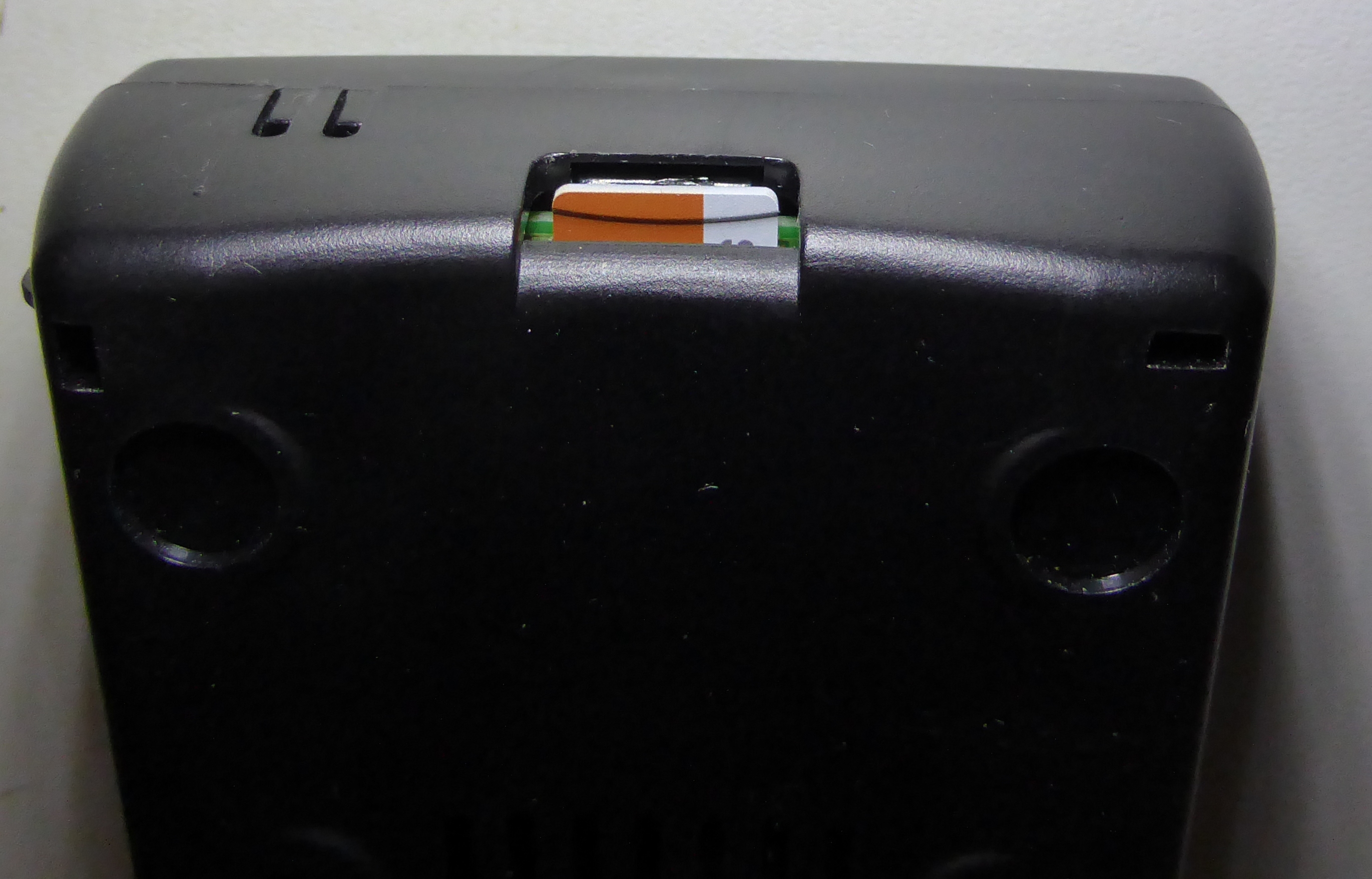 Boîtier avec carte microSD en place