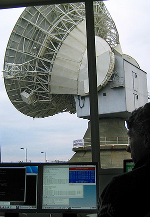 Vue de l'antenne de l'observatoire de Chilbolton. Au premier plan un écran montrant Predict, utilisé pour le pointage de l'antenne.