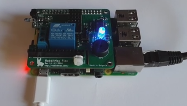 Carte RabbitMax montée sur un Raspberry Pi. La LED RVB est illuminée en bleu