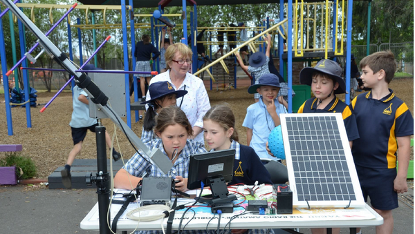 Photo montrant de jeunes écoliers et un système de suivi automatique des antennes. Le lien envoie vers la page décrivant cette réalisation.