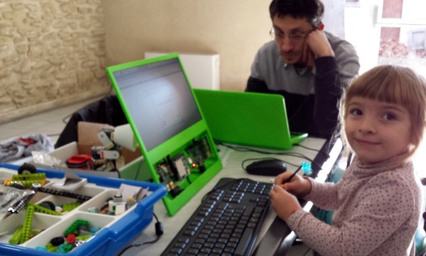 Courthézon - En visite à CourTechZone - Il n'y a pas d'age pour utiliser le Raspberry Pi