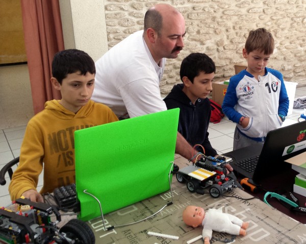 Courthézon - En visite à CourTechZone - Alan fait de l'assistance