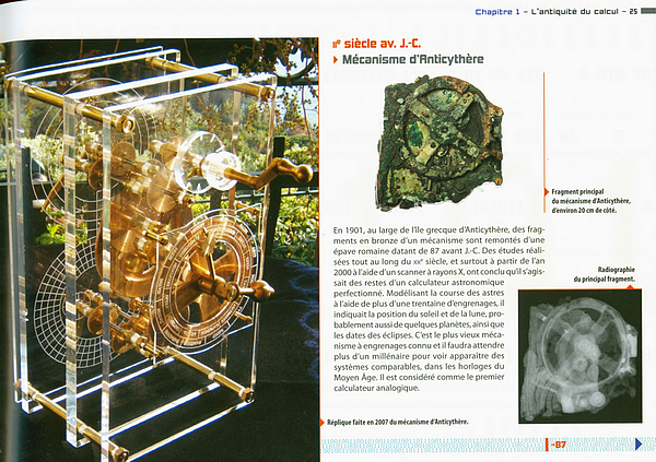 Copie del apge 25 de "Histoire illustrée de l'Informatique" montrant une photo de la machine d'Anticythère, une vue en radiographie et une reconstitution.