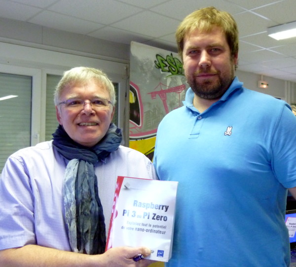 Remise de mon livre dédicacé à Christophe PLAUCHU, gagnant du tirage au sort