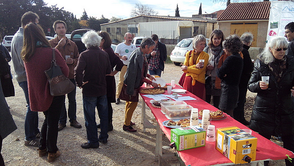 Apéro au soleil grâce à l'association AVEC de Mormoiron