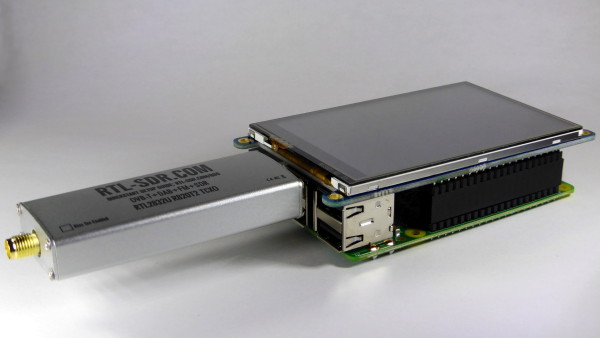 Photo montrant un Raspberry Pi surmonté d'un écran de 3,5 pouces. Un récepteur RTL-SDR est connecté sur un port USB du Raspberry Pi