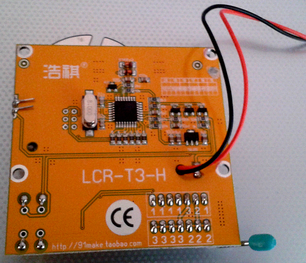 testeur_composants_-lcr-t3 photo de la face arrière de l'appareil - Côté composants 