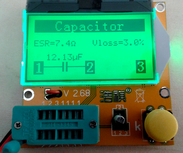 testeur_composants_-lcr-t3 photo de l'appareil montrant le résultat d'un test de condensateur électrochimique CMS