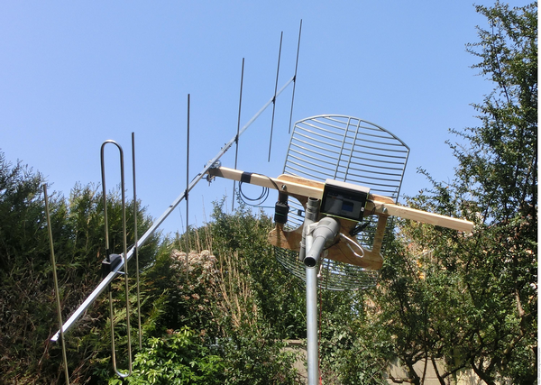 Système d'orientation comprenant une parabole pour la DATV et une antenne Yagi 7 éléments pour les communications radion. Les 2 antennes sont montées sur le même support.