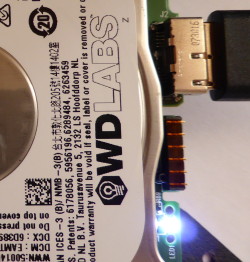 Vue du disque WDLabs en fonctionnement. Une LED bleue indique l'accès au disque