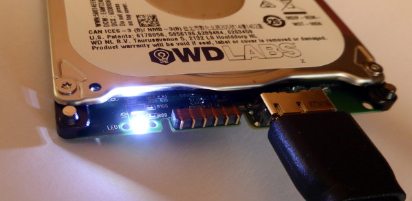 La LED bleue du disque dur WDLabs produit une lumière intense.