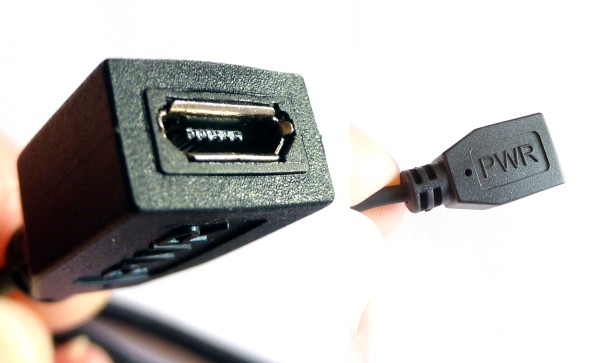 Disque dur WDLabs : la prise d'alimentation PWR est une micro USB sur laquelle vient se brancher l'alimentation du Raspberry Pi.