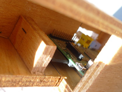 Boîtier en contreplaqué - A l'intérieur un morceau de bois évite le retrait de la carte SD