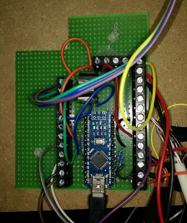 Gros plan sur l'Arduino.