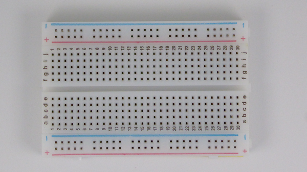 Carte de prototypage encore appelée BreadBoard ou planche à pain - Photo François MOCQ