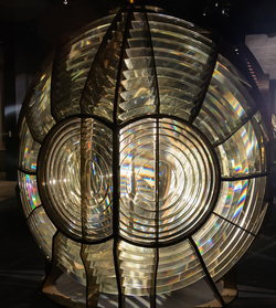 Lentille de Fresnel de phare - Musée National de la Marine