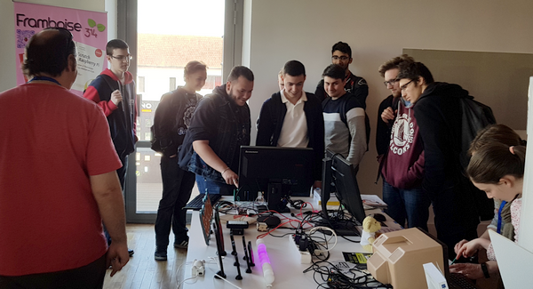 Minitel piloté par un Raspberry Pi sur le stand SLMEDIATION aux #RNRPI3 de Nevers 2018