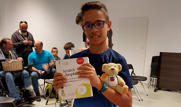 Arthur a emporté le livre "Scratch et Raspberry Pi" offert par les Editions ENI