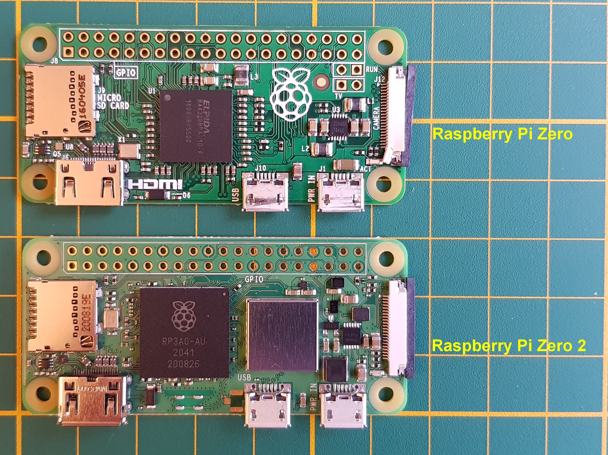 La Raspberry Pi Zero ancienne version en haut. Au dessous le nouveau Raspberry Pi Zero 2 W