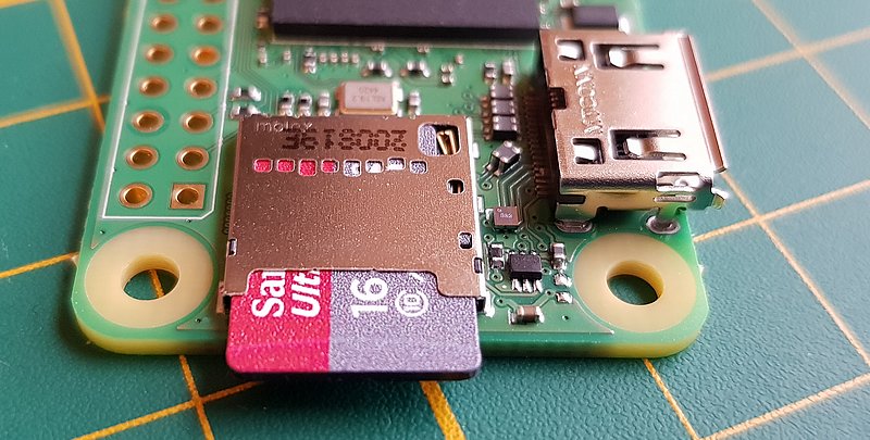 La carte SD en place dans le connecteur