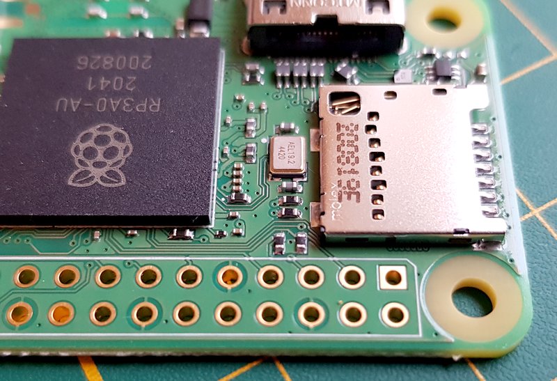 Le connecteur GPIO du Raspberry Pi Zero 2 W. La broche 1 est repérée par une pastille carrée