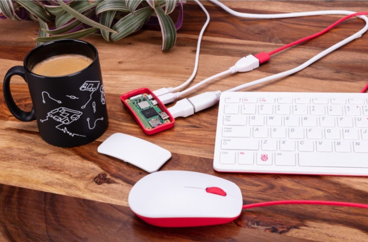 Le Raspberry Pi Zero en boîtier, avec un clavier et une souris "officiels", plus une tasse de café