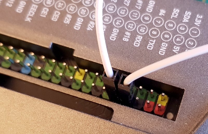 Image du port GPIO du Raspberry Pi avec un strap entre les broches 8 et 10