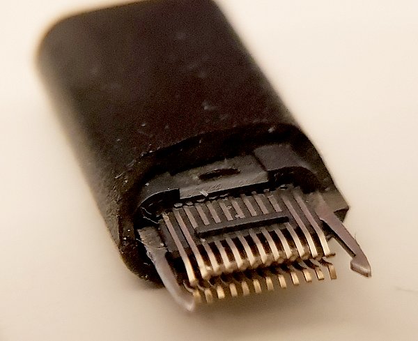 Connecteur USB C - ouvert pour montrer les 24 contacts